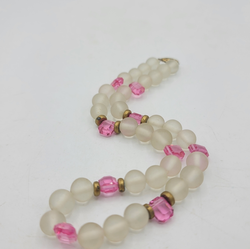 Frosted glass beaded necklace w/ pink faceted accents, brass spacers 80s Vintage - Picture 13 of 13